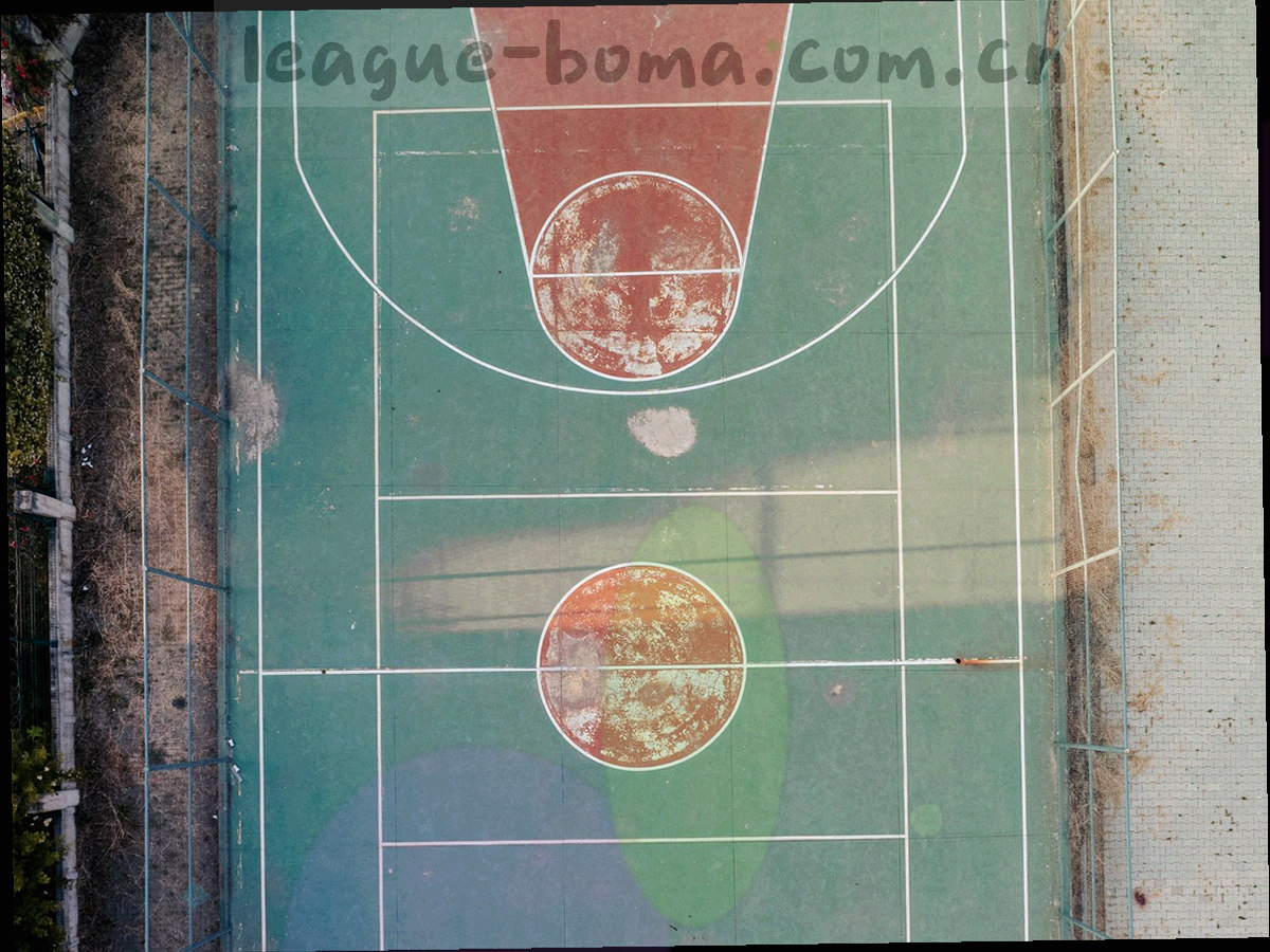 多张半透明数据卡片层叠错落的抽象构图，边缘带荧光青描边